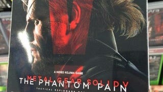Metal Gear Solid 5: The Phantom Pain, dei promo box giapponesi riportano ancora la scritta "A Hideo Kojima Game"