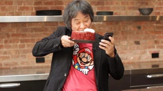 Miyamoto dimostra che si può giocare a Super Mario Run con una sola mano... mentre si mangia una torta