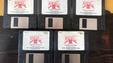 John Romero veilt Doom 2 diskettes