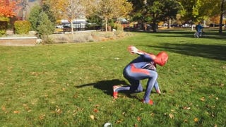 Fan Spider-Mana odtwarza akrobacje z gry