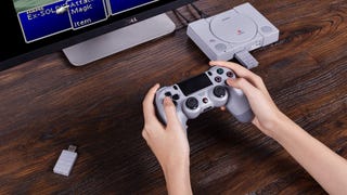 PS4-controller op PlayStation Classic met adapter 8Bitdo