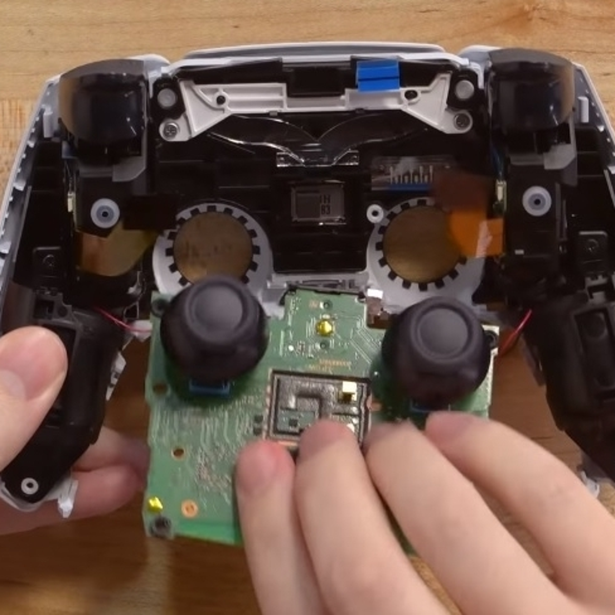 PS5 DualSense teardown reveals potential causes of controller drift | Eurogamer.net PS5 DualSense teardown reveals potential causes of controller drift | Eurogamer.net