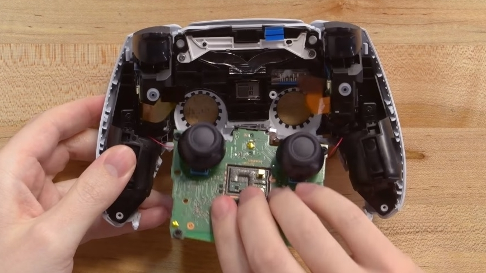 PS5 DualSense teardown reveals potential causes of controller drift | Eurogamer.net PS5 DualSense teardown reveals potential causes of controller drift | Eurogamer.net
