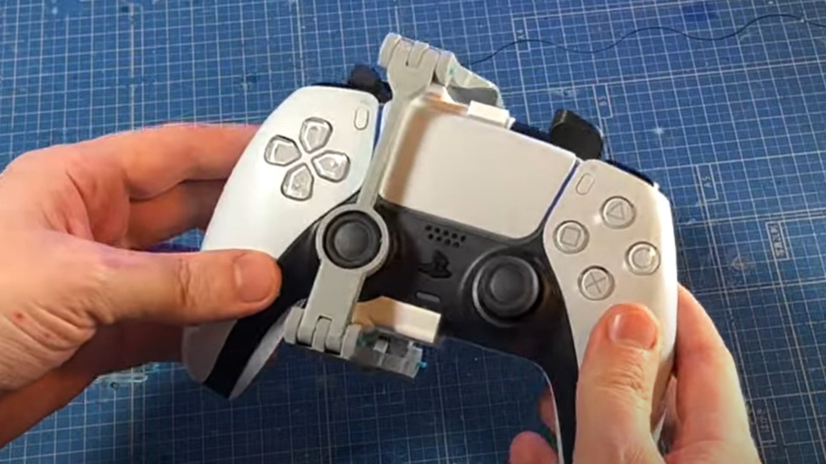 YouTuber ontwikkelt adapter om DualSense controller met één hand te besturen