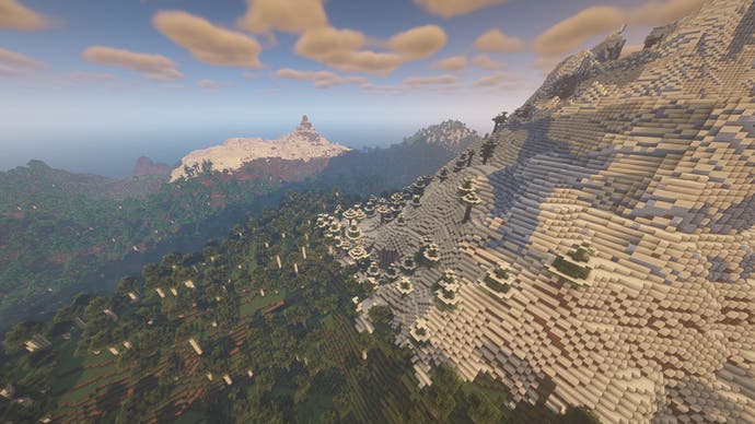 Eine Minecraft-Landschaft mit einem riesigen schneebedeckten Berg auf der rechten Seite, der den Wald auf der linken Seite überragt.