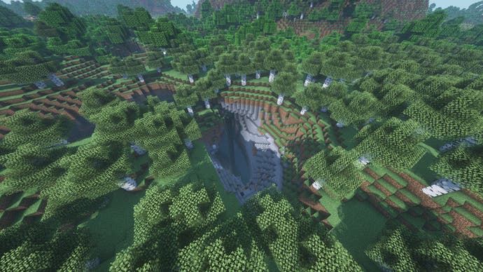 Das Birkenwald-Biom in Minecraft von oben. In der Mitte des Waldes befindet sich ein Wasserfall, der in den Eingang einer großen, tiefen Höhle hinabfällt.