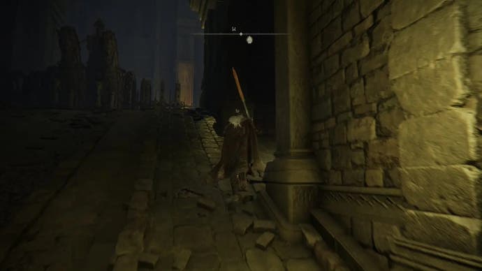 Un guerrier court vers une alcôve sombre dans la tombe du héros d'Auriza dans Elden Ring.
