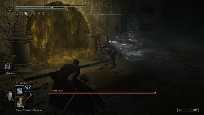 Fighting against the Death Knight, boss of the Fog Rift Catacombs in Elden Ring: Shadow of the Erdtree.