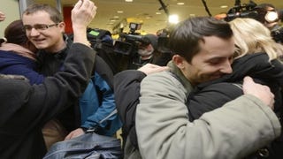 Řečtí vězni dnes po čtyřech měsících přistáli v Praze