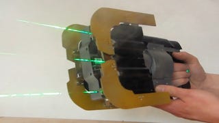 Aluminiowa replika plasma cutter z Dead Space wypala dziury w drewnie