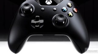 El mando de Xbox One sigue funcionando con pilas pero tiene gatillos programables