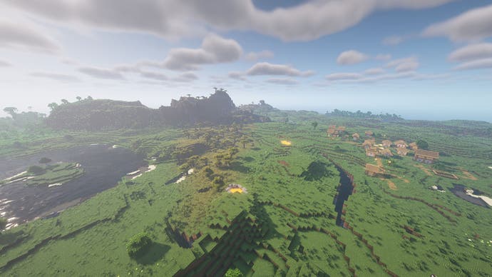 Eine Minecraft-Landschaft mit Ebenen und Flüssen, mit einem Dorf auf der rechten Seite und Bergen auf der linken Seite in der Ferne.