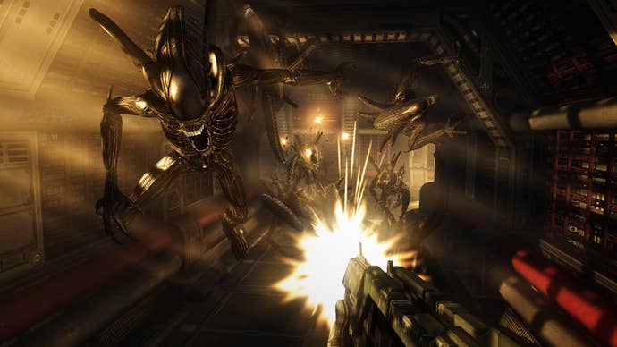 An Alien jumping astatine the subordinate portion the subordinate shoots astatine the Alien successful a dingy corridor successful Aliens vs Predator 2010.