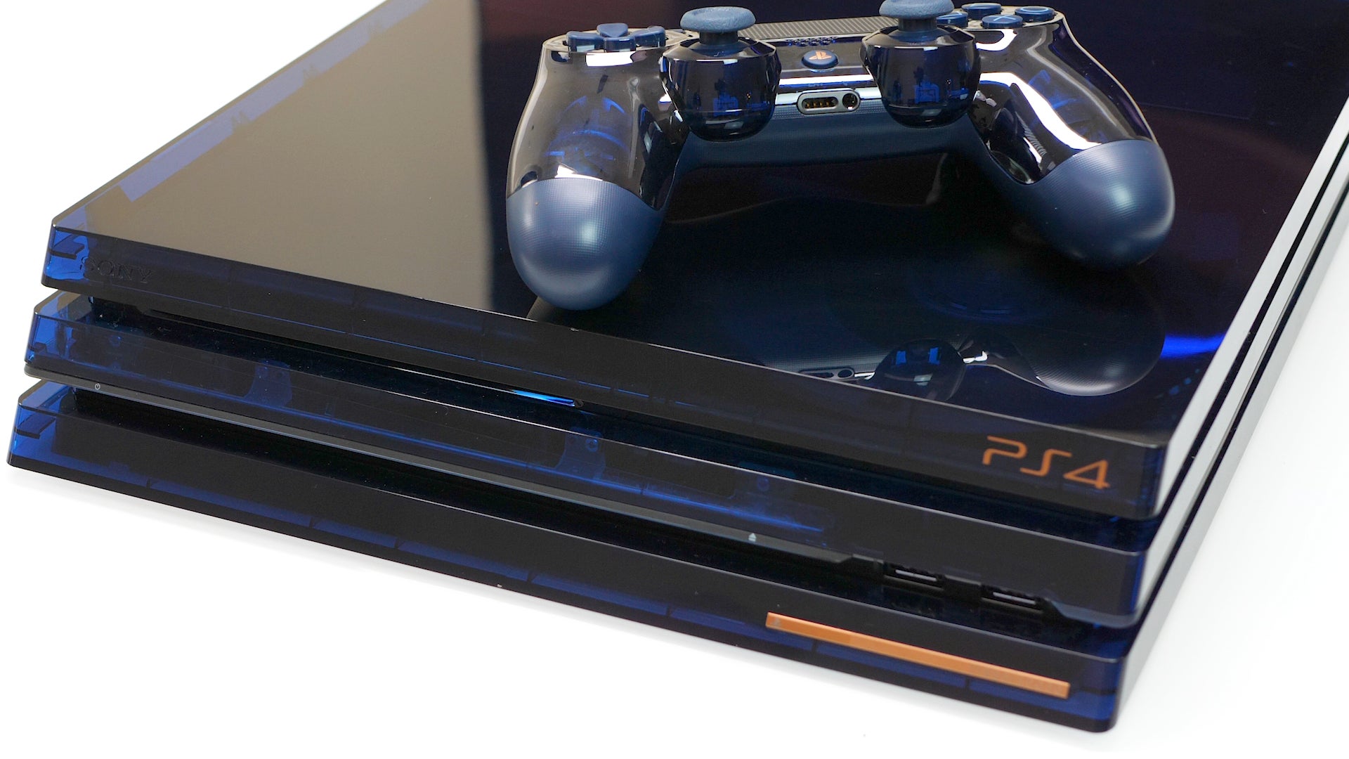 Hands-on com a nova PS4 Pro 500 Million Limited Edition | Eurogamer.pt Hands-on com a nova PS4 Pro 500 Million Limited Edition | Eurogamer.pt