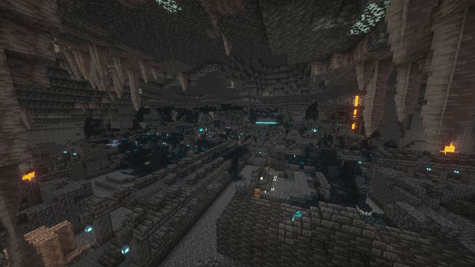 Eine große unterirdische antike Stadt in Minecraft, mit Dripstone-Stalaktiten im Vordergrund.