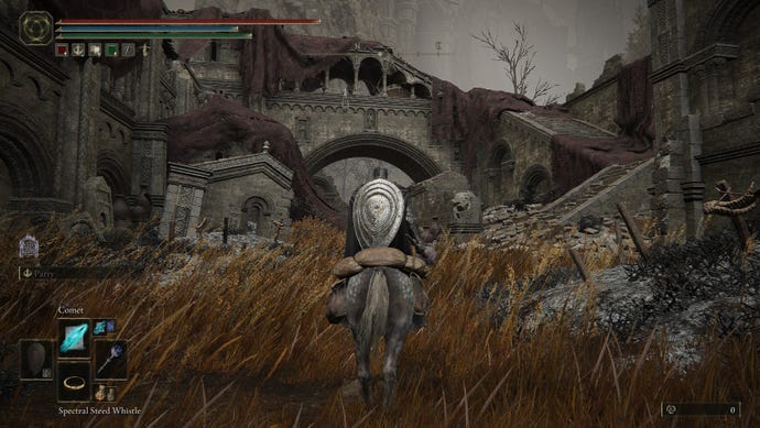 The Tarnished se encuentra en medio de un patio en Temple Town Ruins of Elden Ring: Shadow of the Erdtree.