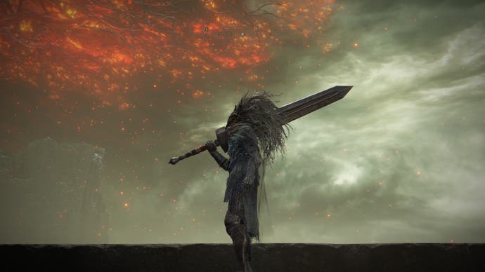 A warrior holds the Greatsword colossal weapon in Elden Ring.
