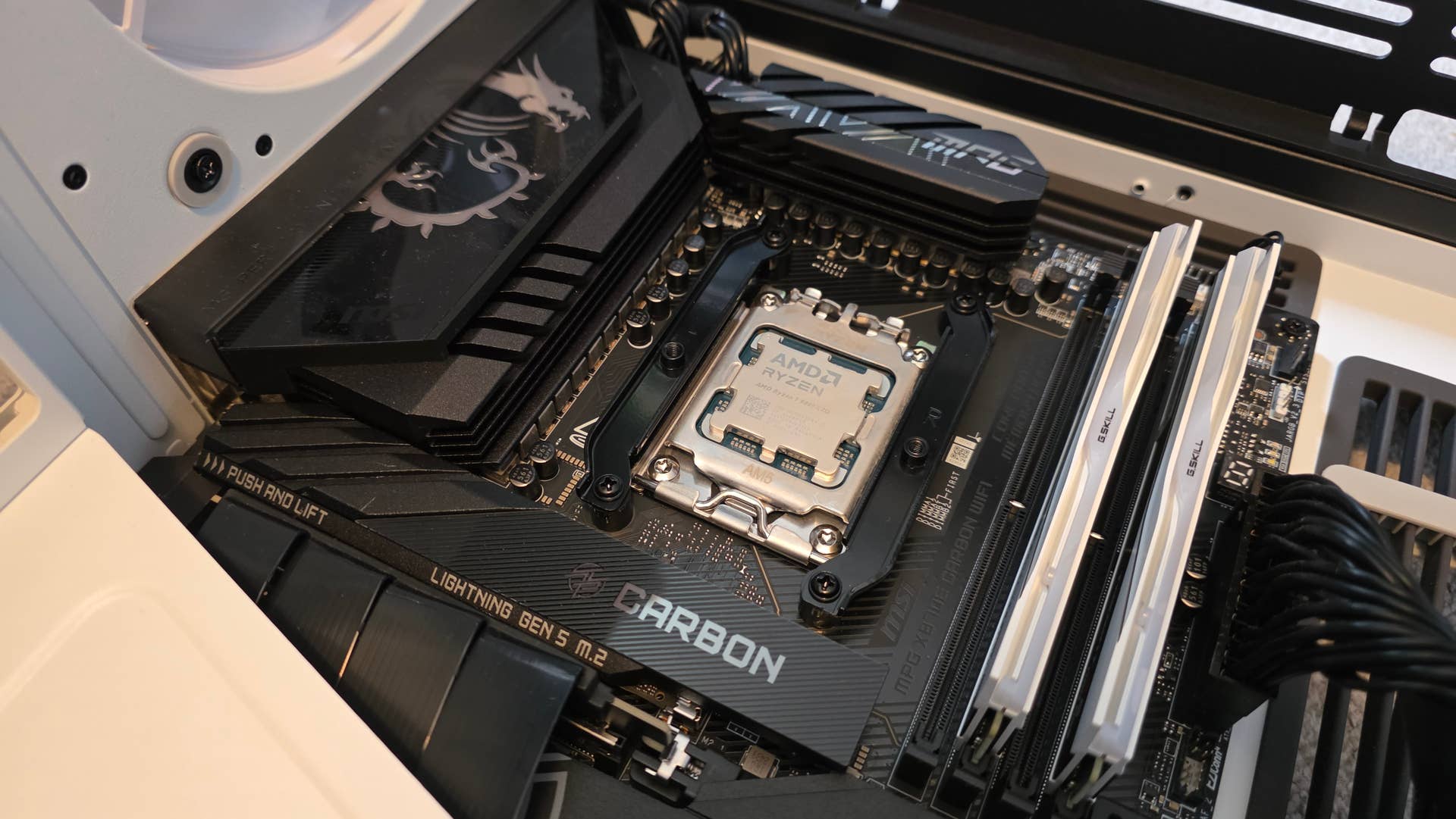 Caso VGPU HS 420 HS 420 com um ryzen 7 9800x3d visível