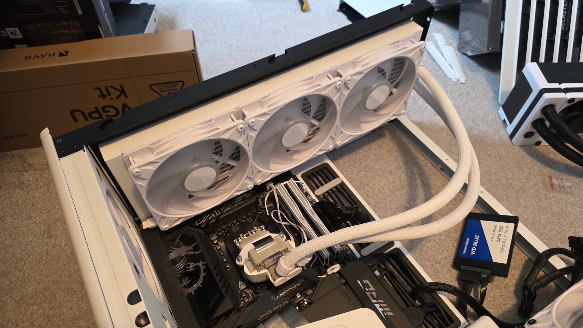 Caso HS 420 VGPU com um congelador de 4090 Fe e Arctic Liquid 3 Pro A-RGB CPU Cooler, close-up no refrigerador da CPU sendo instalado