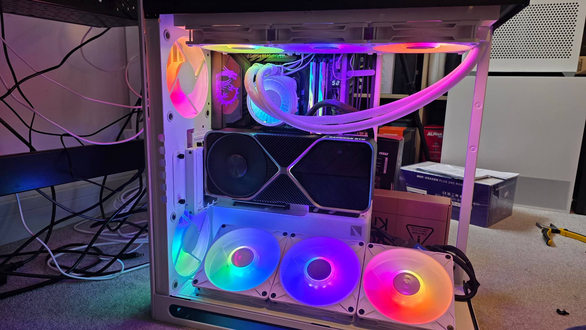 Caso HS 420 VGPU com um freezer 4090 Fe e Arctic Liquid 3 Pro A-RGB CPU Cooler, vista frontal com painéis laterais removidos