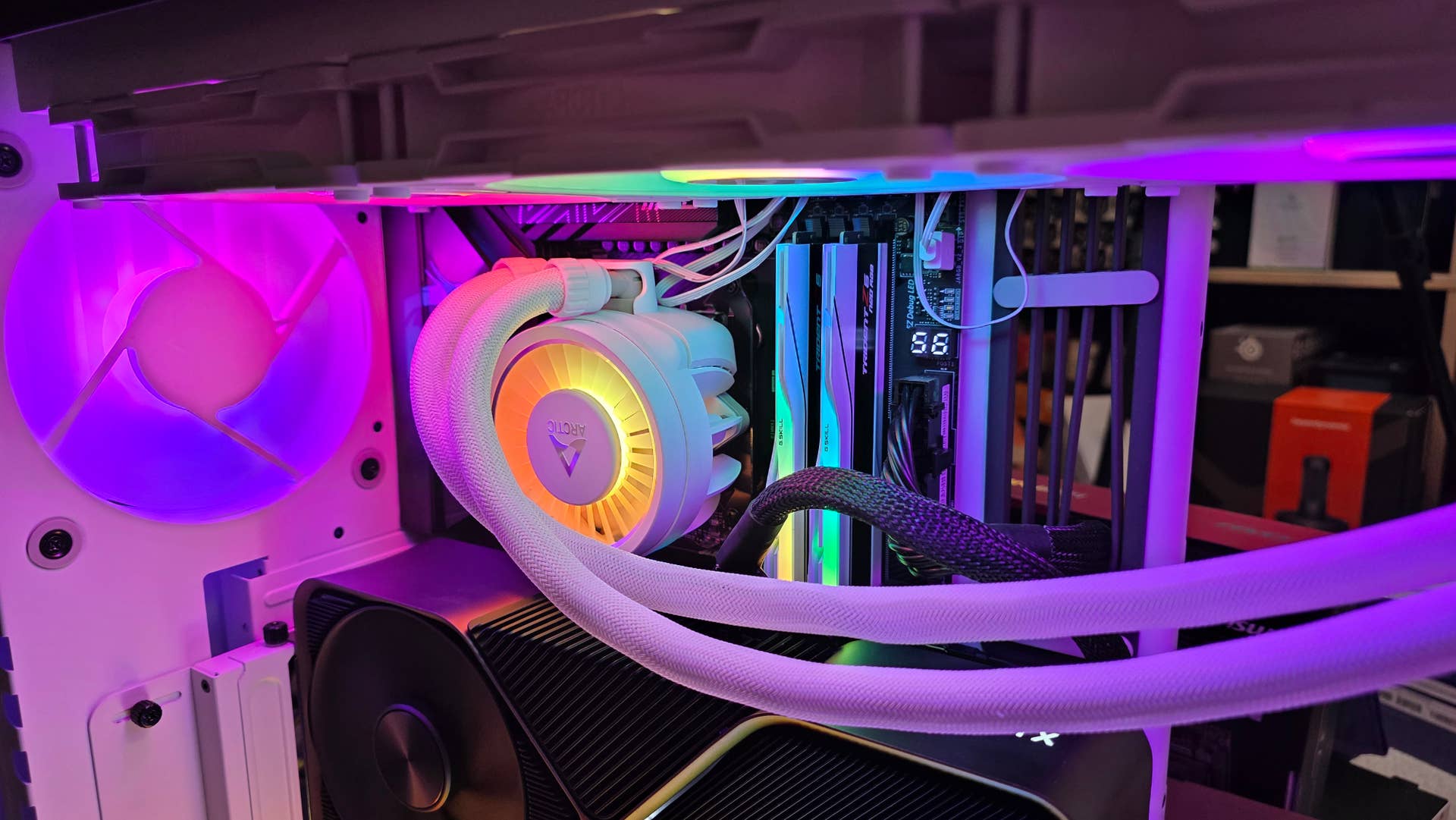 Caso HS 420 VGPU com um refrigerador de 4090 Fe e Arctic Liquid Freezer 3 Pro RGB CPU, close-up no refrigerador da CPU