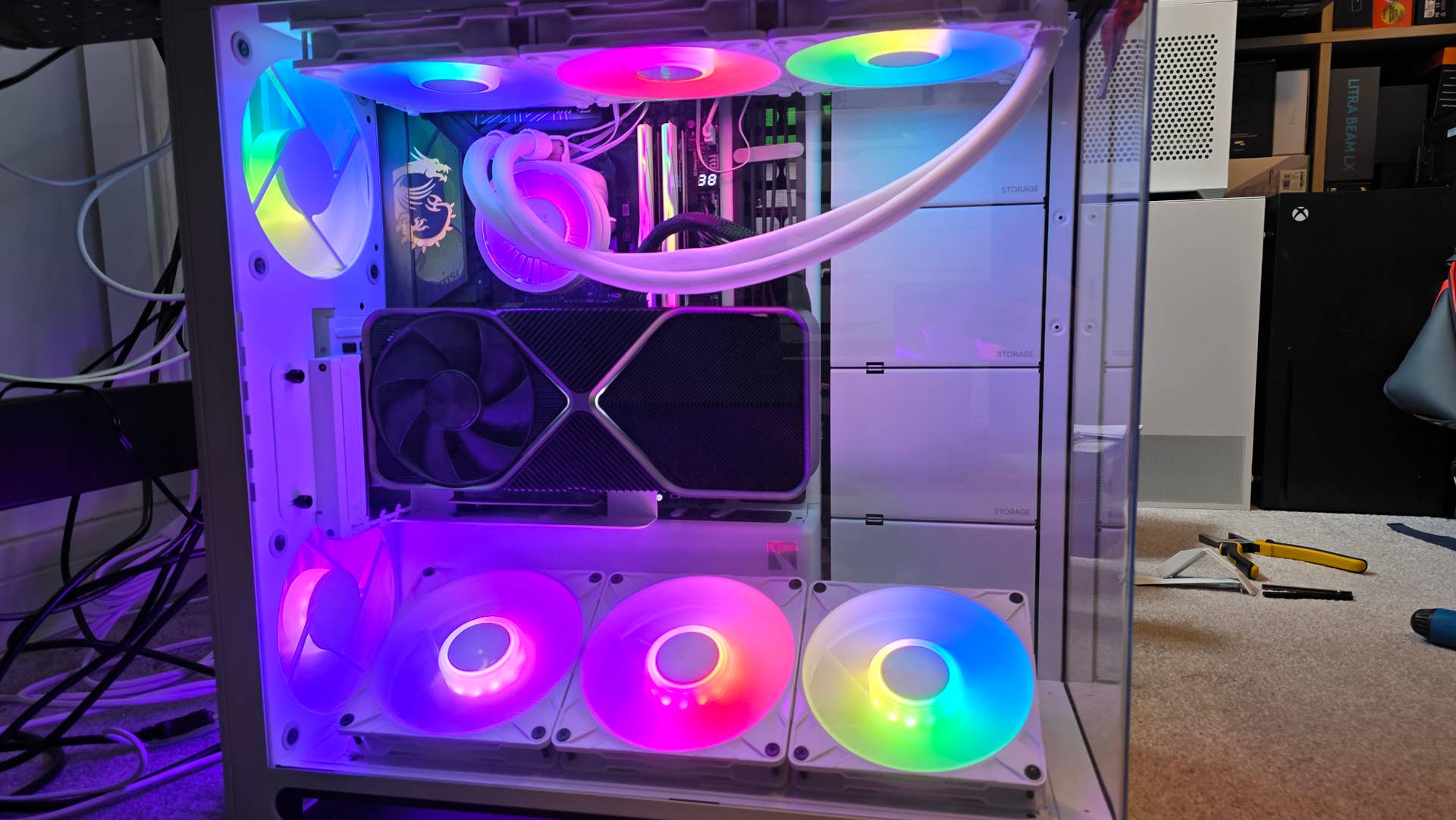 HAVN HS 420 VGPU Case com um freezer 4090 Fe e Arctic Liquid 3 Pro A-RGB CPU Cooler, vista frontal com todos os painéis instalados