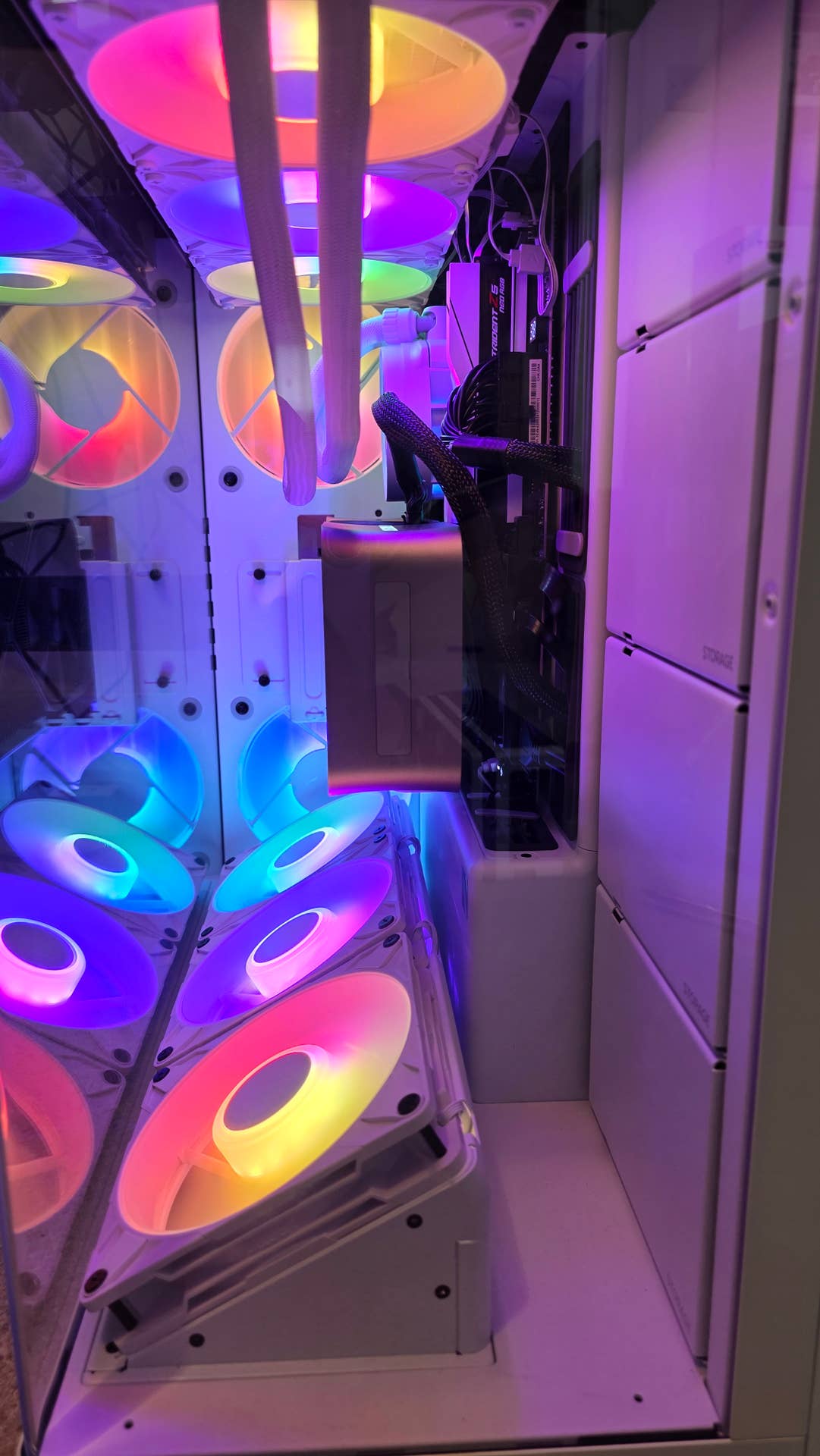 Caso HS 420 VGPU com um refrigerador de 4090 Fe e Arctic Liquid Liquid 3 Pro A-RGB CPU, vista lateral