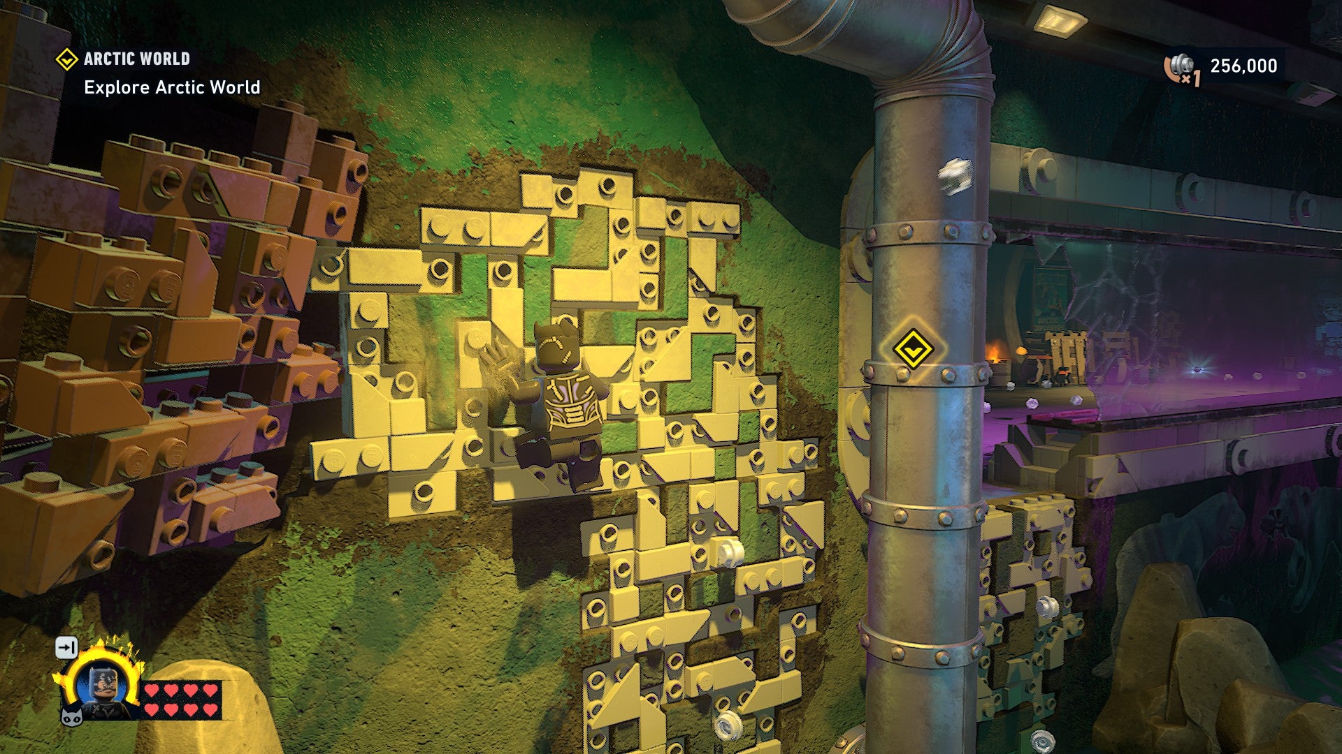 Lego Batman: Legacy of the Dark Knight screenshot showing you scaling a wall as Catwoman