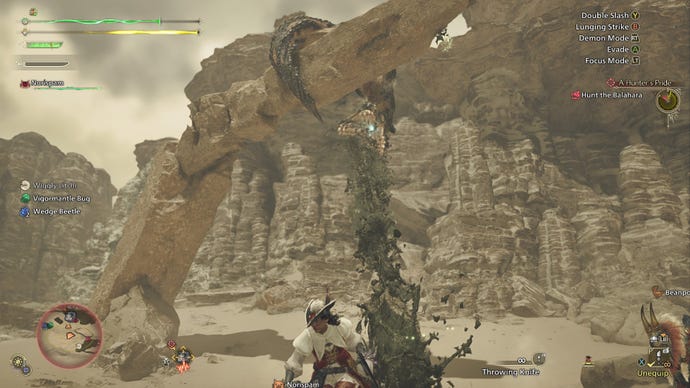 Un Balahara encaramado en un pilar de arriba dispara moco a un cazador en Monster Hunter Wilds.