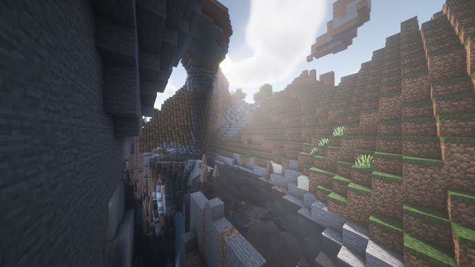 Eine Höhle in Minecraft, die in eine Tropfsteinhöhle hinabführt.