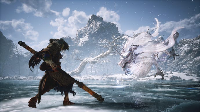 El Destinado se enfrenta al dragón blanco Kang-Jin Loong en la arena de un lago helado en el Capítulo 3 de Black Myth: Wukong.