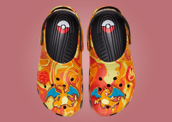 Dois Charizard Crocs laranja brilhantes um ao lado do outro, mostrados de cima