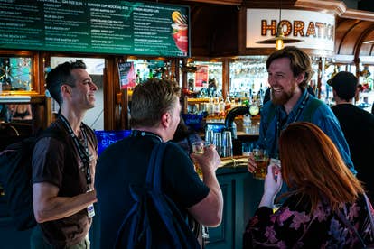 参加者在布莱顿码头的夏季派对合影