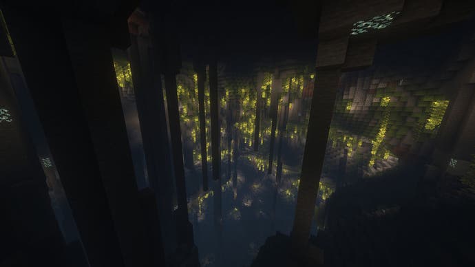 Das Innere eines hohlen Berges in Minecraft, gefüllt mit Stalaktiten und Lush-Caves-Flora.