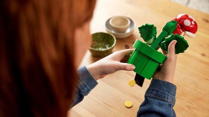 Lego’s Super Mario Piranha Plant set from the back.