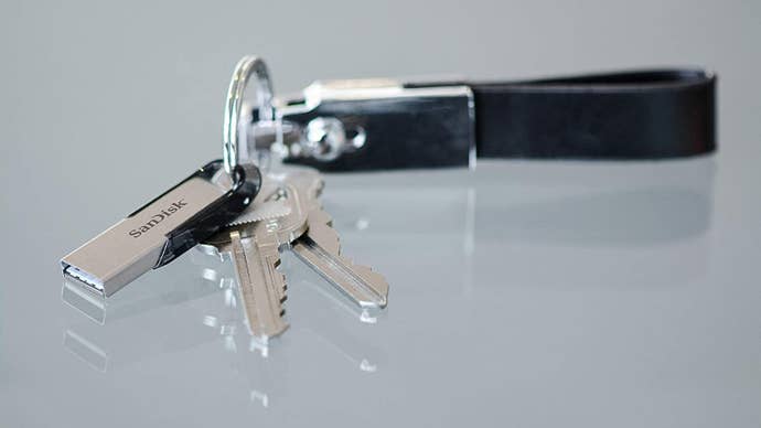 SanDisk Ultra Flair 512GB USB flash drive, shown attached to a ring of keys