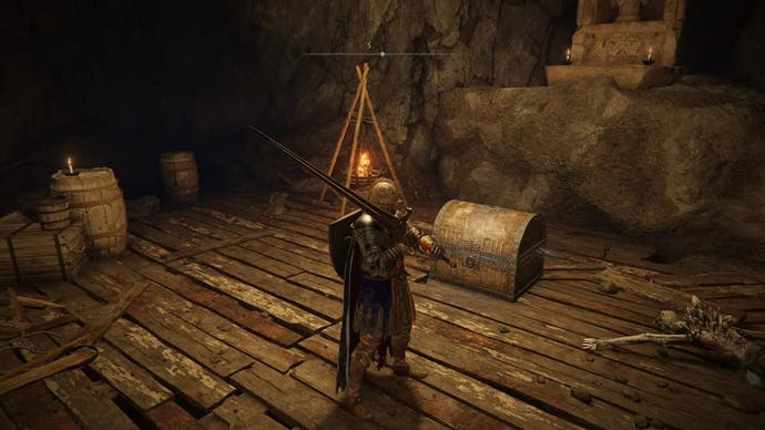Un guerrier se tient à côté d’un coffre au trésor dans le tunnel de cristal Raya Lucaria à Elden Ring.