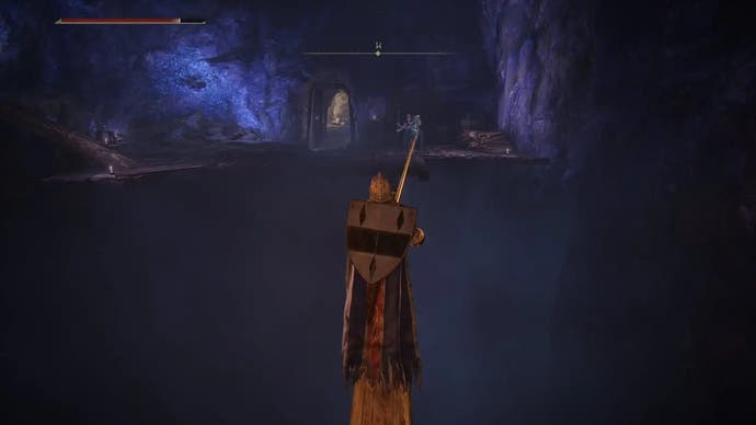 Un guerrier traverse une étroite poutre en bois au-dessus d'un gouffre dans le tunnel de cristal de Raya Lucaria à Elden Ring.