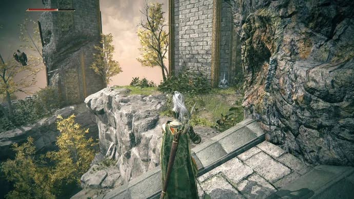 A knight looks ahead over a rocky, outdoor castle landscape on the edge of Stormveil Castle in Elden Ring.