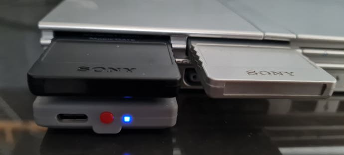 Der Retro Receiver steckt im Controller-Port der PlayStation 2.