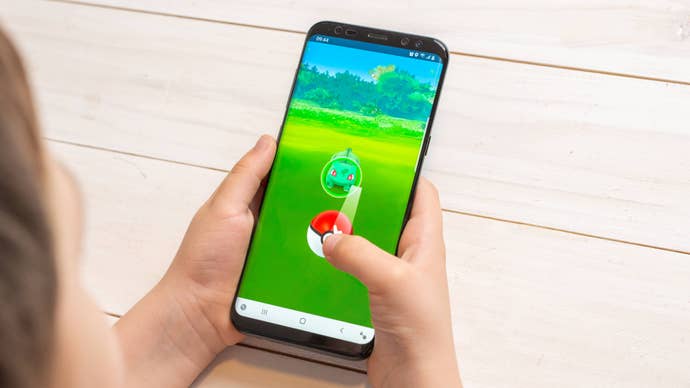 Throwing a ball at Bulbasaur in Pokémon Go