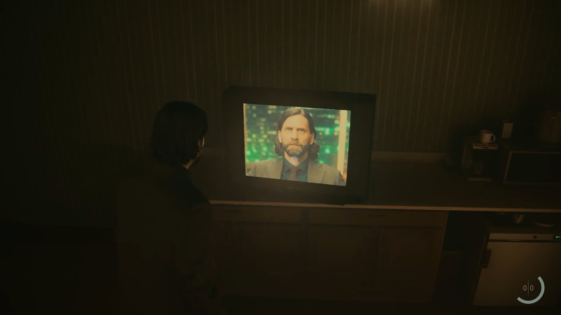 Screenshot from Alan Wake 2 showing in-game Alan watching live-action Alan on the TV - 4