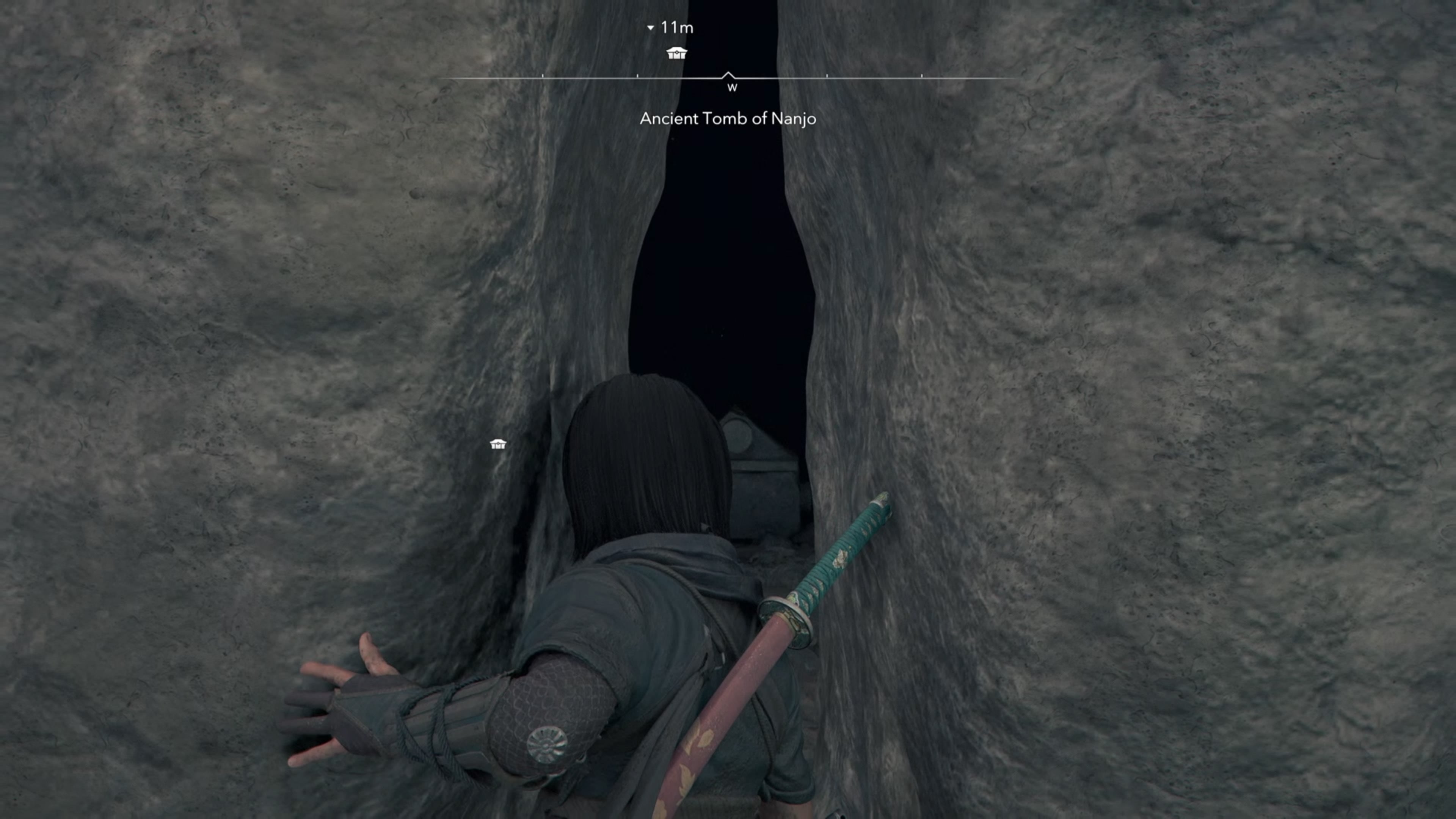 Naoe shimmying though a gap in Assassin&rsquo;s Creed Shadows.