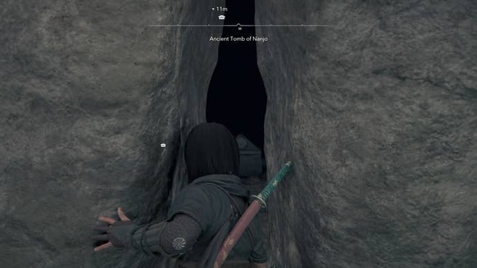 Naoe shimmying though a gap in Assassin’s Creed Shadows.