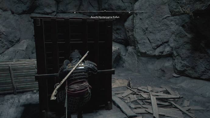 Yasuke pushing a block inside the Azuchi Kyotanyama Kofun in Assassin’s Creed Shadows.