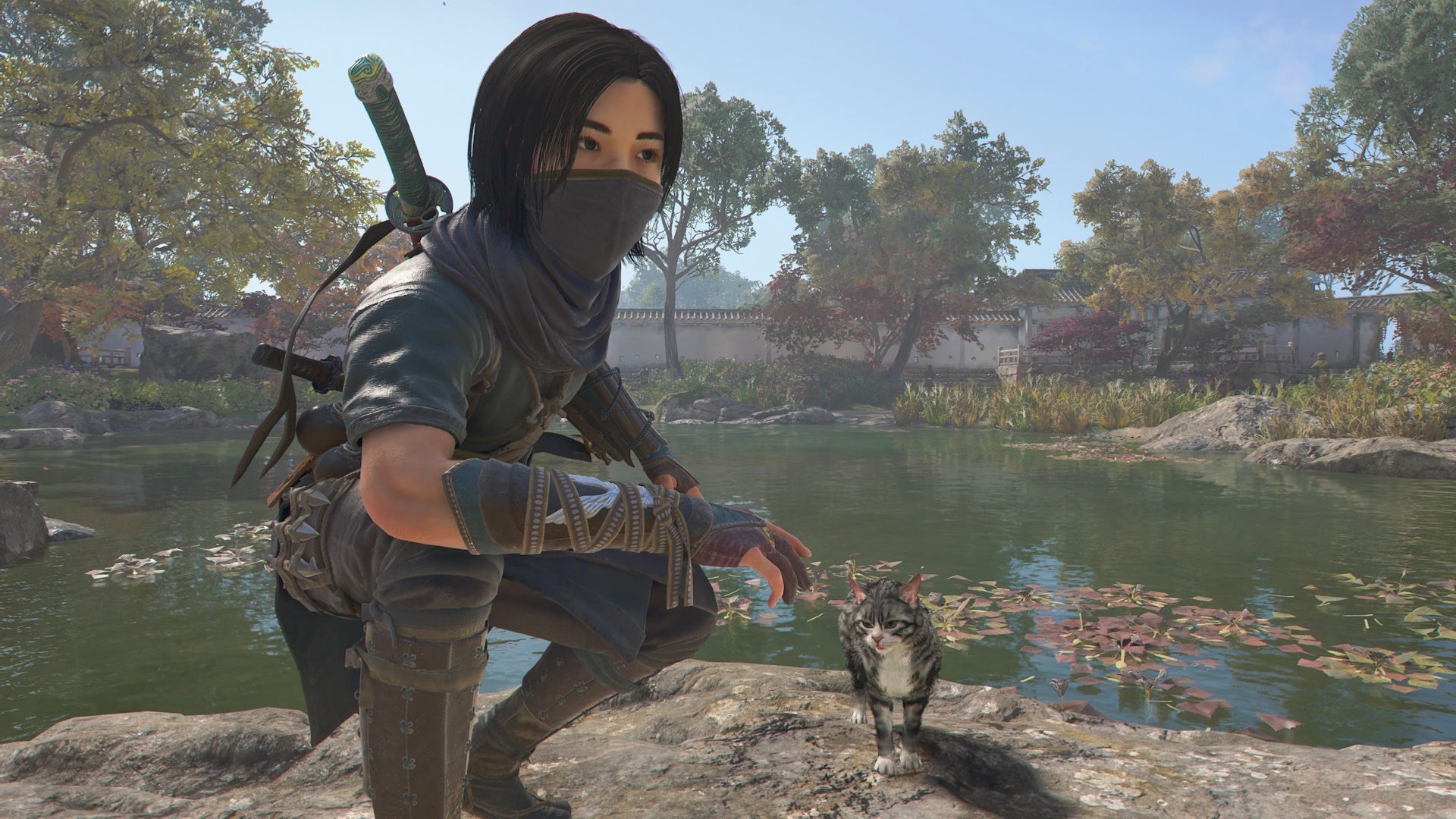 Naoe with a cat in Nishinomaru Garden in Assassin&rsquo;s Creed Shadows.