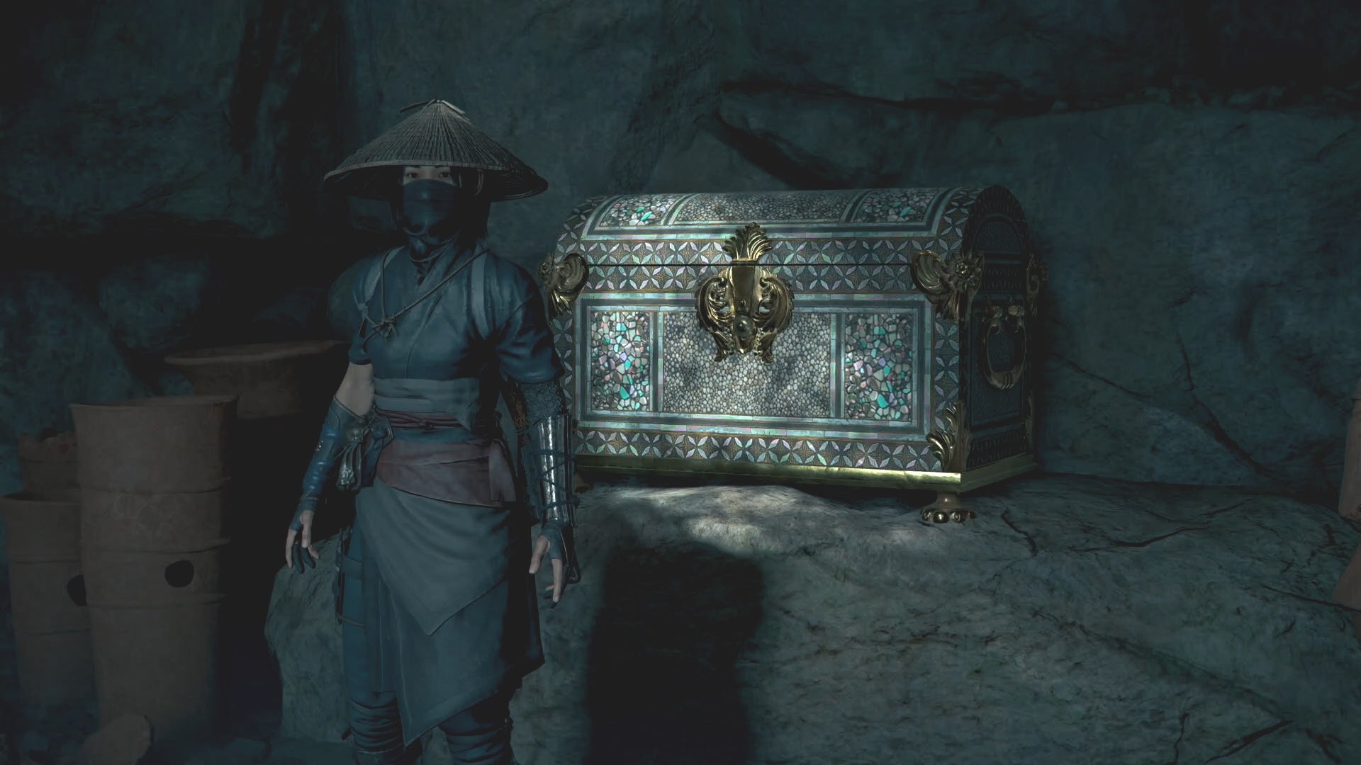 Naoe standing beside the Legendary Chest inside the Old Kofun in Assassin&rsquo;s Creed Shadows.