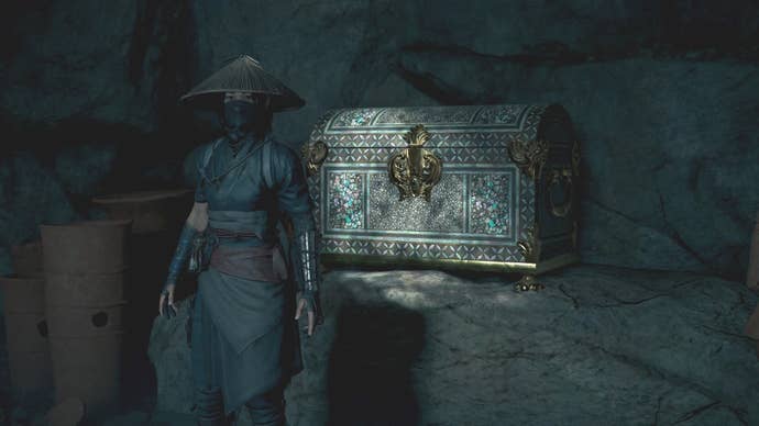 Naoe standing beside the Legendary Chest inside the Old Kofun in Assassin’s Creed Shadows.