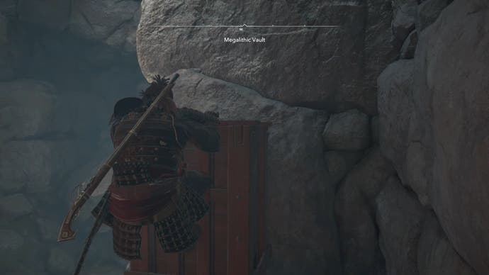Yasuke, der im Megalithic Vault Kofun in Assassin's Creed Shadows an einem Holzblock klettert.