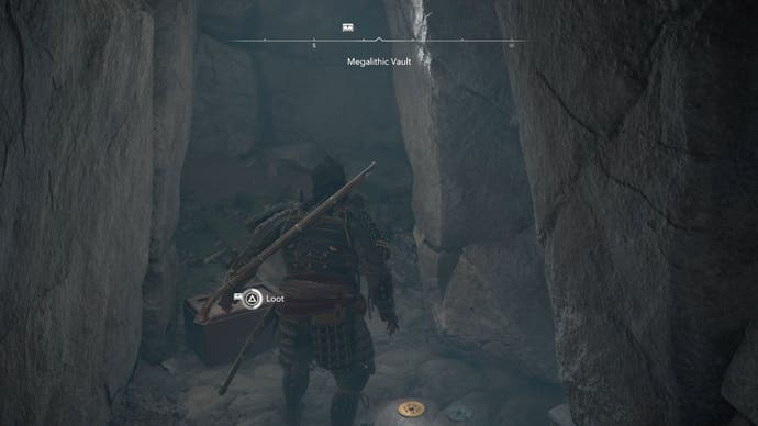Yasuke steht vor einer Truhe im Megalithic Vault Kofun in Assassin's Creed Shadows.